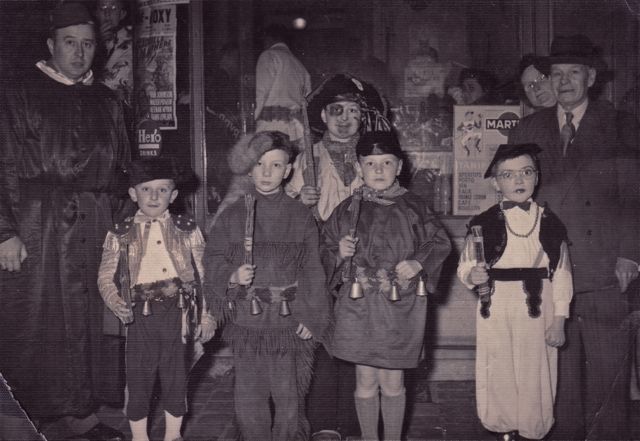 Een torero in onze verkleedwedstijd, Boerke Naas, een piraat en Buffalo Bill. Maar wie Henrike uitbeeldde hebben we nooit begrepen. En toch gewonnen!